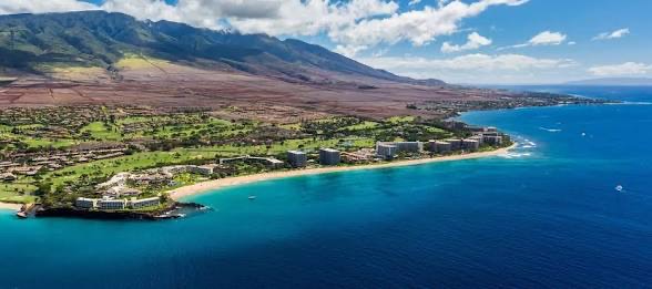 マウイ島の海岸と青い海