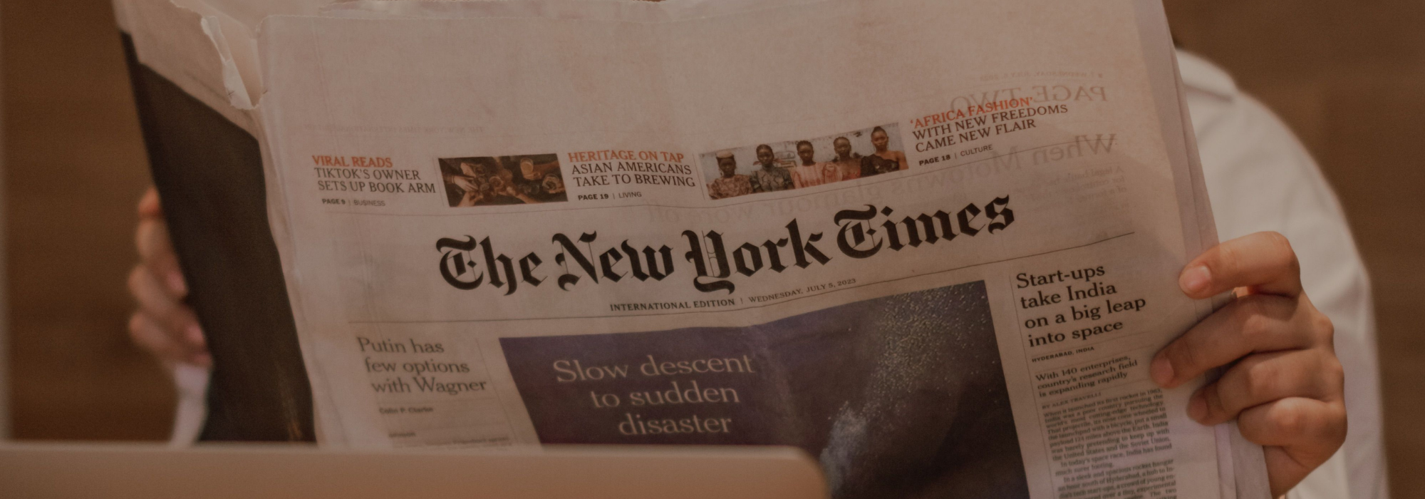 現在のThe New York Times紙を手に持つイメージ写真
